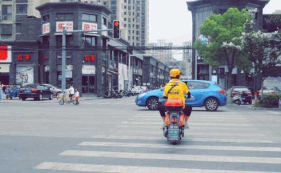 外卖员与兰博基尼撞击事故责任分析：禁止掉头与左转的法律困惑