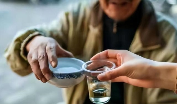 70岁以上老年人戒酒要谨慎，戒酒过程中需关注的关键事项