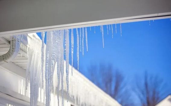 挑战冰雪世界的炫酷“泼水成冰”：如何避免安全隐患？