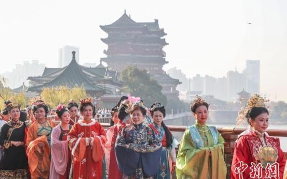 滕王阁北扩工程竣工，千名游客共庆文化盛典