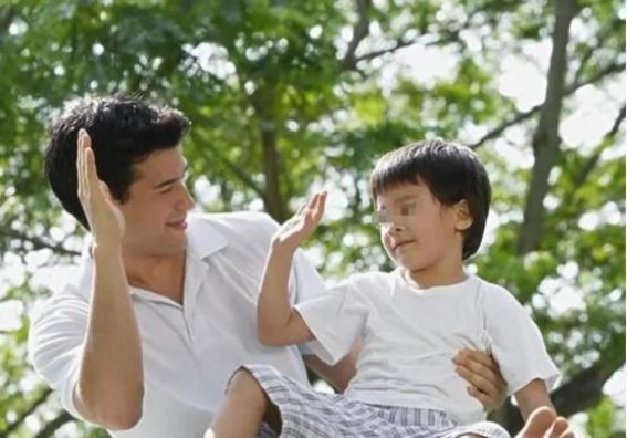 父亲的两种行为：关系孩子自尊与自卑的元凶