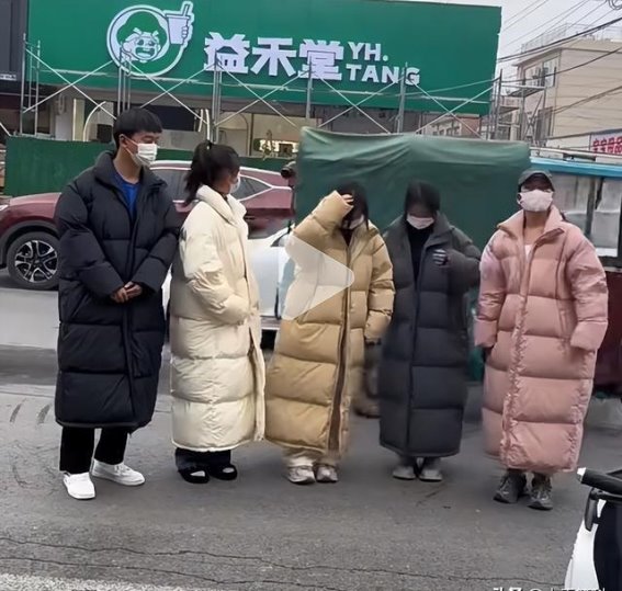 袁泉冬季穿搭解析：时尚保暖的气质之道