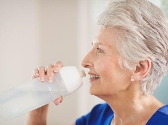 日常四个习惯最伤肾，比憋尿更危险