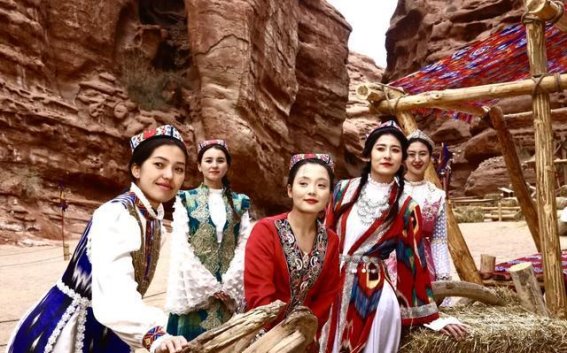 阿克苏秋冬旅游热潮：带你畅游新疆的金秋时光