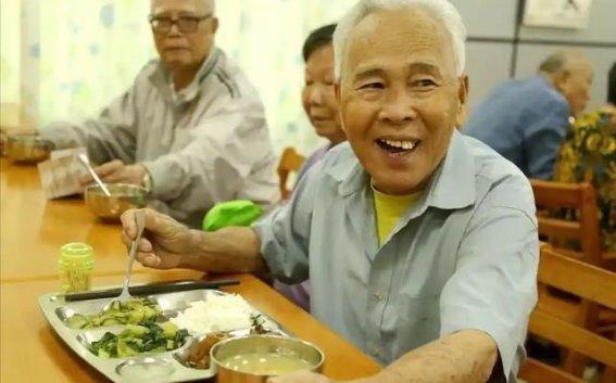 冬季老年人饮食需谨慎，吃得多未必更好