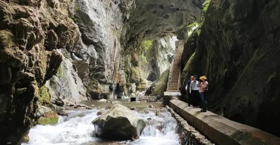 探秘桂林的隐秘峡谷溶洞：一处鲜为人知的自然奇观