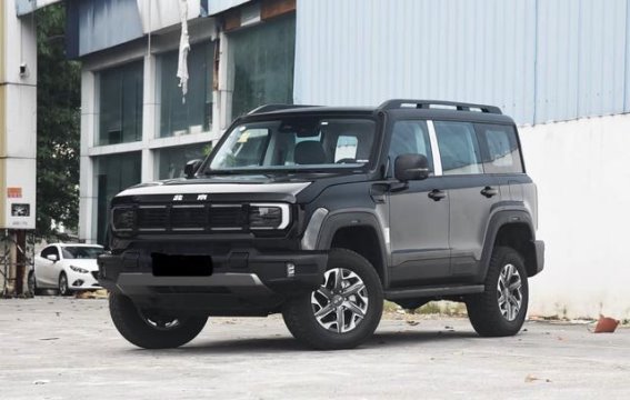 北京越野BJ40燃油版正式上市，硬派越野新标杆，售价12.69万元起