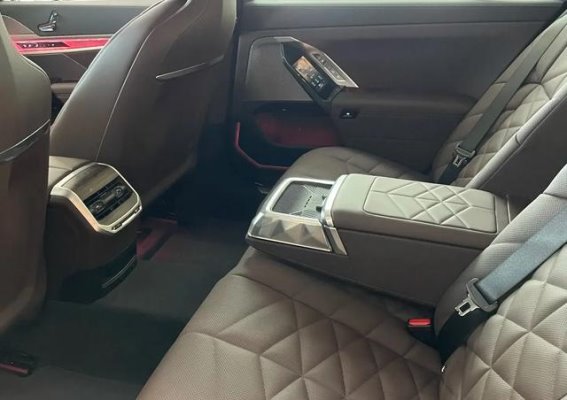 捷尼赛思G90与宝马735Li：两种豪华风格的选择