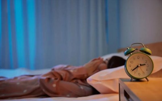 开灯睡觉的隐患：血糖、血管与心脏健康的潜在威胁