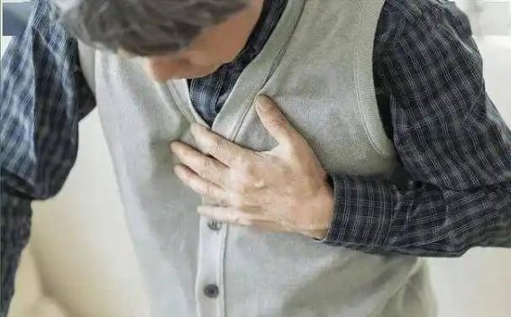 老年人饭后躺下的健康隐患：三大疾病风险不可忽视