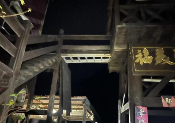 阿里山木栈道断裂致游客坠落 事故暴露旅游安全隐患