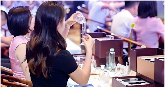 中国白酒吸引欧美游客，背后隐藏着何种魅力？