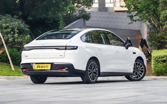 零跑B01杀入10万级纯电市场，以配置与诚意征服年轻人和家庭用户