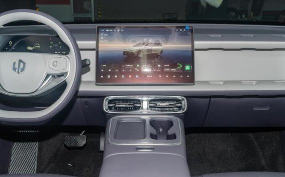 零跑B01：科技加持，实力派车型的新选择