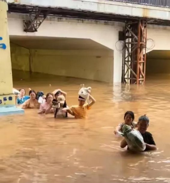 《桂林雨后漓江：大自然的恢复与社区重建》