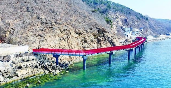 大连滨海路亲海栈道建设进入收尾阶段，五一前全线贯通