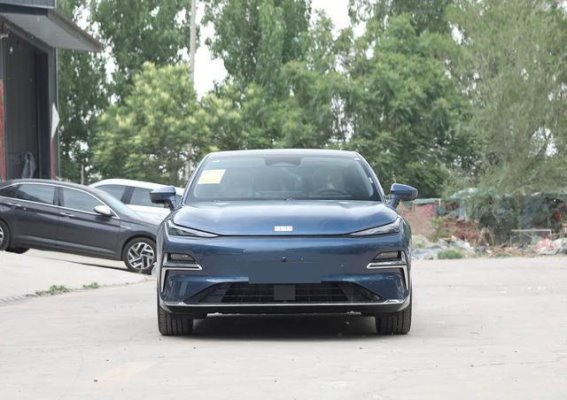 深蓝L07与吉利银河星耀8对比：谁能全面满足智能、舒适与实用的需求？