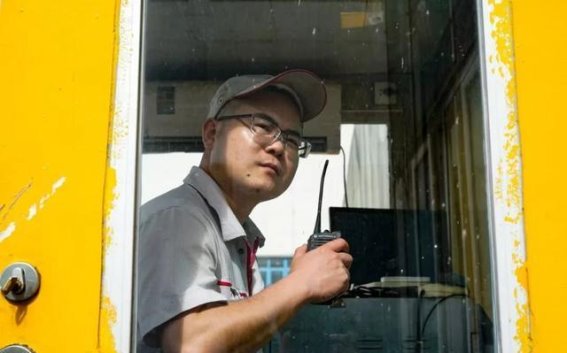 火车“横移”揭秘：提升检修效率的背后技术