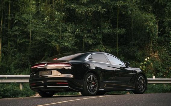 仰望U7 PHEV——豪华混动时代的操控与静谧新标杆