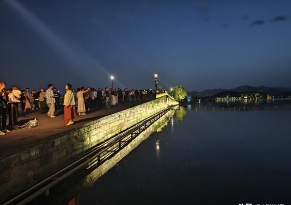 夜游西湖：从白堤到孤山，江南夜色的别样风情