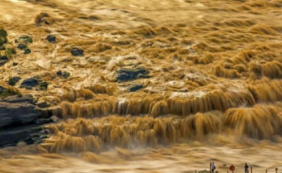 冬季的节庆氛围与城市中的温暖记忆