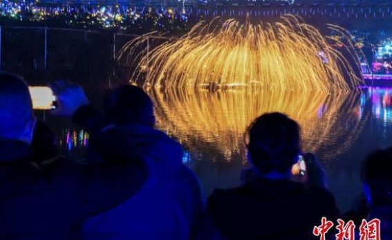春节夜，铁花如烟花般在桂花湖畔绽放