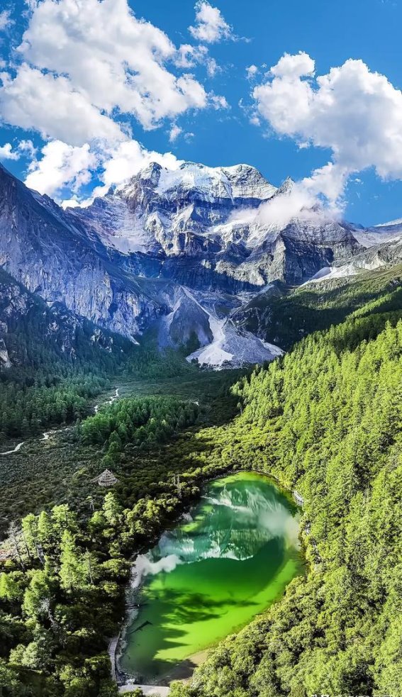 川西，这片神奇的土地，仿佛是大自然亲自绘制的画卷，绝美的风景令人目不暇接。每一寸土地，都是一段传奇，每一条溪流，都是一首诗篇。这里不仅仅是眼睛的盛宴，更是心灵的归宿。如果你正在寻找一片仙境，那川西无疑是最好的答案。接下来的这8个地方，美得让人窒息，一生只能去一次，但你却会愿意一去再去，因它们让人深深沦陷。