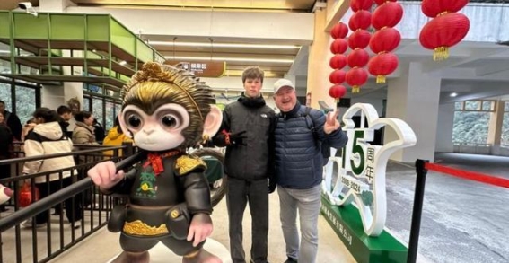 梵净山的春节狂欢：民族风情与暖心祝福相伴