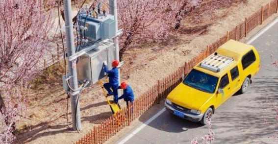 春临月牙泉 电力润无声