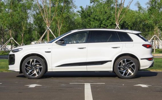 奥迪Q6L e-tron 2025款：超长续航版与首发领航版究竟该如何选择？