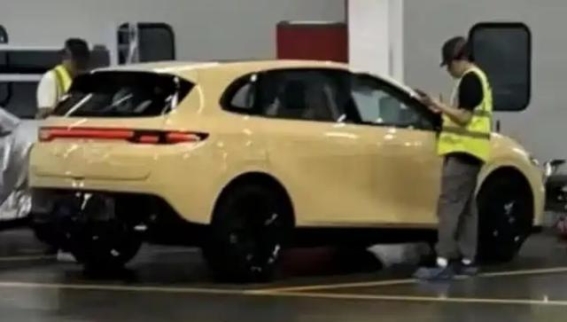 零跑Lafa5：动感与科技的完美融合，跨界两厢车的全新代表