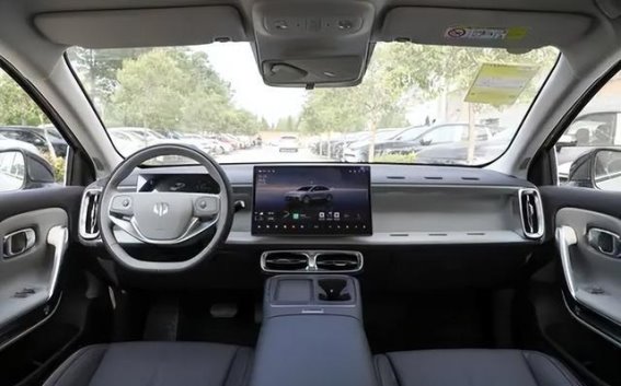 零跑B01试驾体验：未来轿跑的全能表现