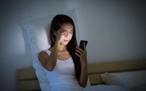 睡前玩手机的四大健康隐患：你是否也在为此买单？