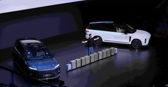 全新蔚来ES8到店实测：买断41.68万还是电池租赁30.88万，你会怎么选