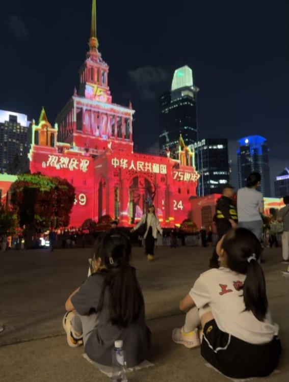 光影之旅：探索夜上海的魅力与传奇