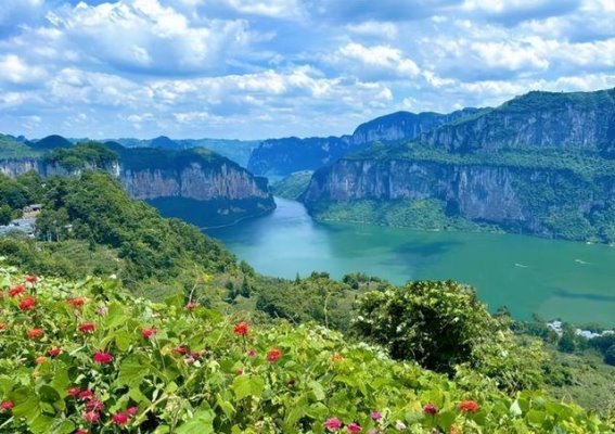 畅享贵州23°C的夏日清凉，解锁更多新玩法贵州，这个以23°C夏季气温成为避暑胜地的地方，最近因为其清凉的气候和丰富的旅游资源成为了全国热议的话题。随着气温的逐渐升高，贵州不仅为避暑游客提供了清凉的环境，还展示了其多彩的夏季玩法。近日，我有幸参与了“来贵州解锁夏季新玩法”媒体行活动，一探这片神奇土地的夏日魅力。