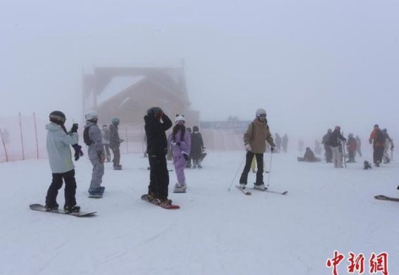 新疆可可托海国际滑雪度假区迎来新滑雪季