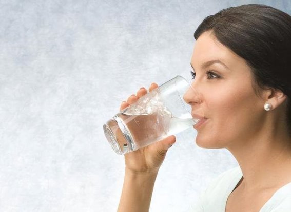 高血脂与喝水的微妙联系，医生提醒：注意这4大异常表现