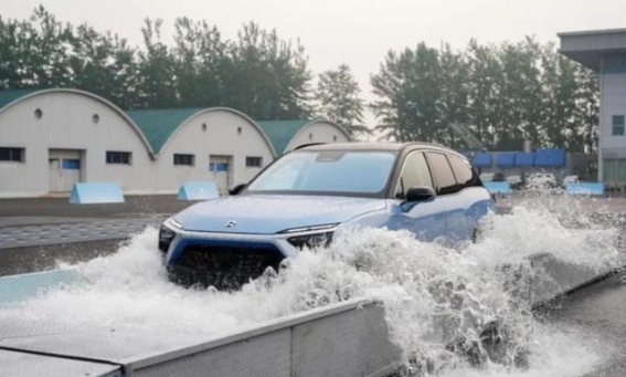 新能源车涉水风险全解析：泡水不是炸弹，谨慎才能保命