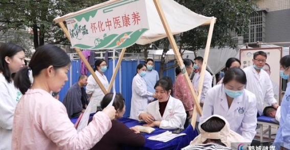鹤城非遗市集：中医义诊带来健康与文化的双重体验