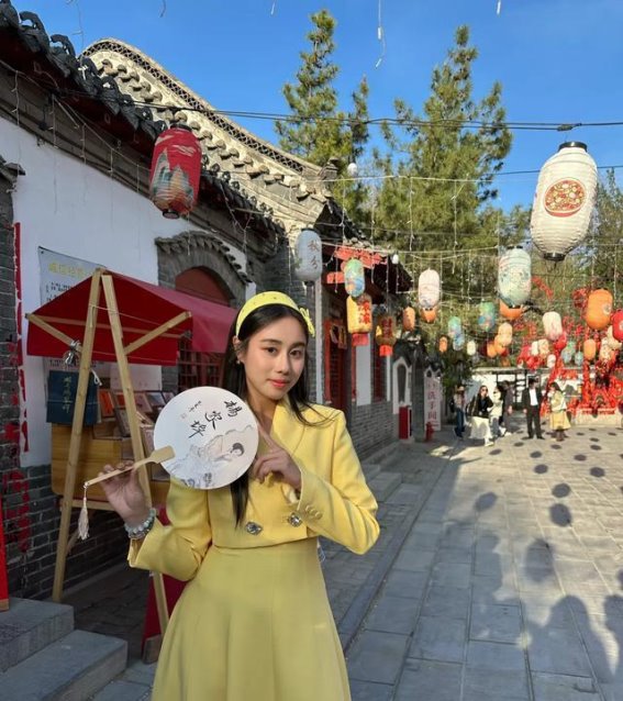 赌王四房家庭现身潍坊风筝节，三代同堂共享欢乐时光