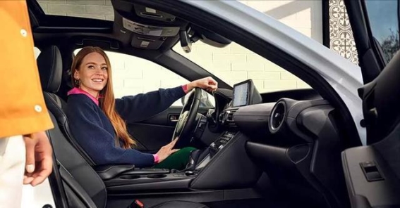 雷克萨斯IS大改款：电动化与运动性能的全新平衡