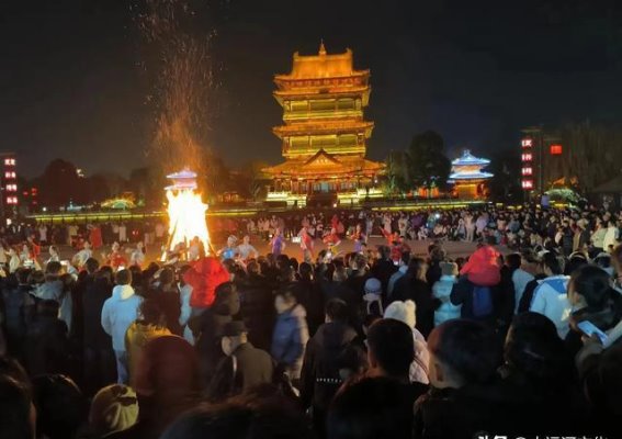 台儿庄古城篝火之夜：燃烧的光与希望