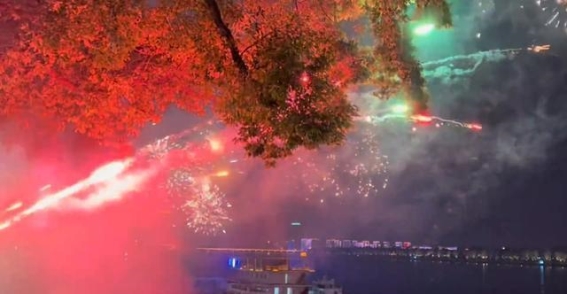 湘江之夜的烟花狂欢