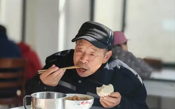 65岁后饮食指南：超越“八分饱”原则，保障健康的关键