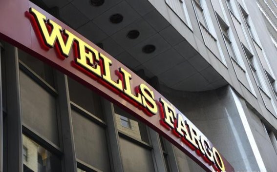 特斯拉80亿押注AI：从财务波动到技术转型的双重挑战