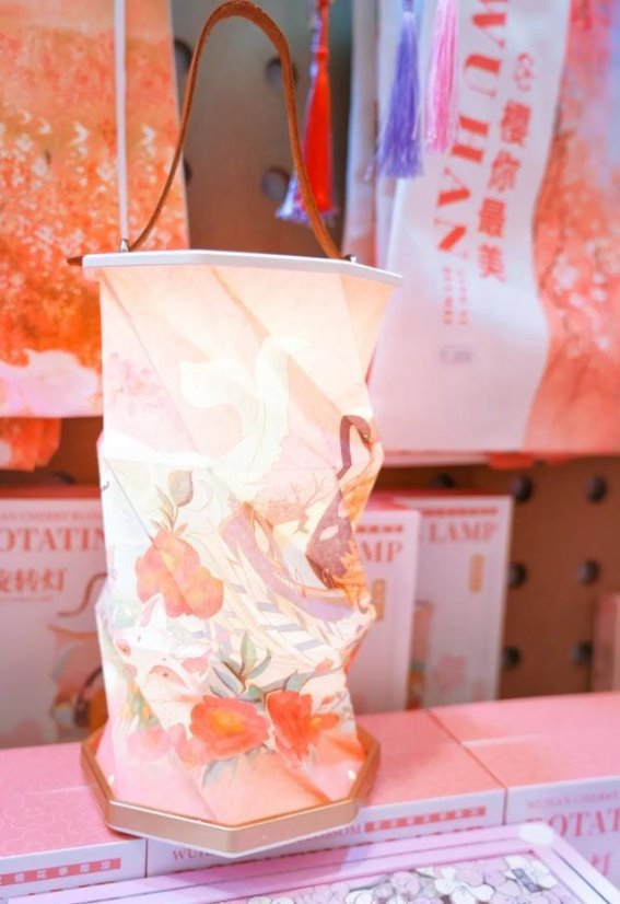 武汉樱花季的文创魅力：从“蒜鸟”到樱花饰品