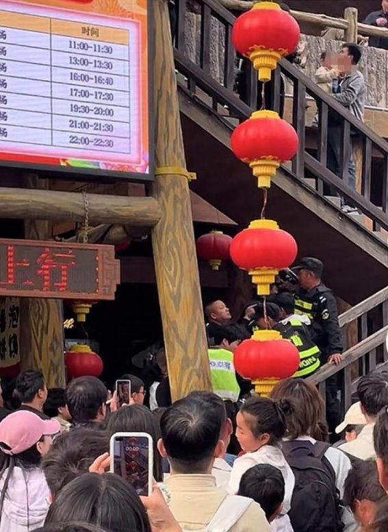 万岁山武侠城预约系统崩溃致歉，限流措施持续至今