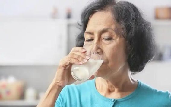 年过六十喝牛奶要谨慎，这三类奶最好远离