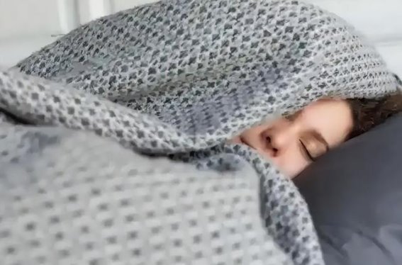 睡觉时露脚的奇妙效果：为何对肝脏健康至关重要？